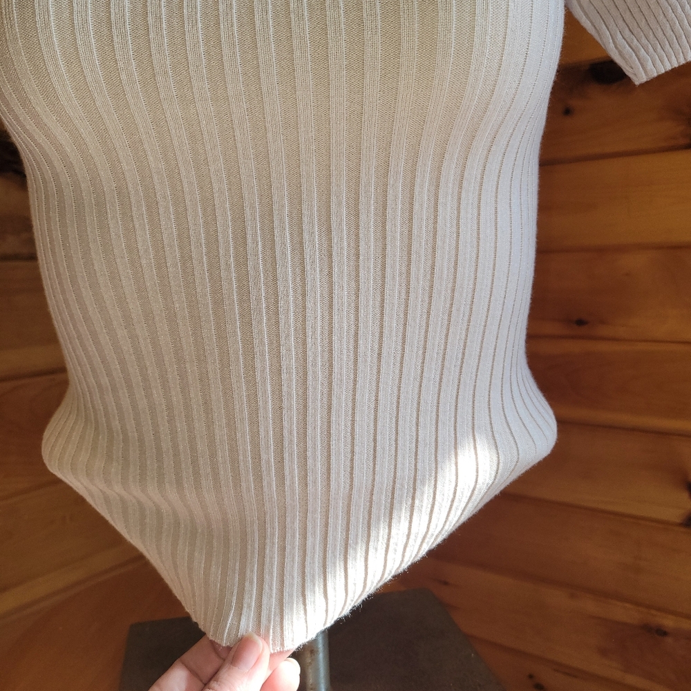 💰⏳️ZESICA Short Sleeve V Neck Slim Fit Ribbed Knit Top NWT SZ SMALL - Picture 4 of 4